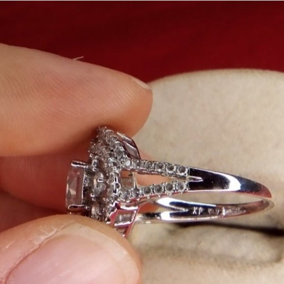 Silver Tone Sparkly Women's Rhinestone‎ Ring Size 9.25 - Picture 3 of 7